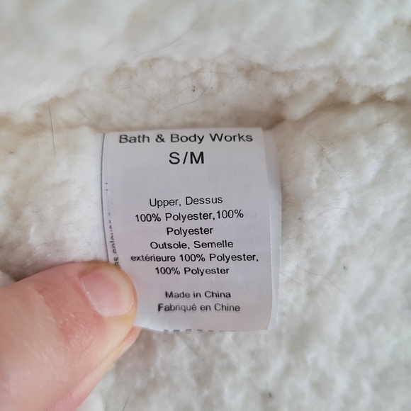 Bath & Body Works "bear hugs" polar bear slippers size S/M - Picture 4 of 4